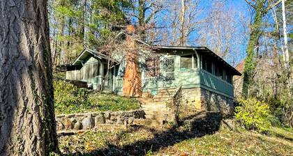 Quaint mountain cabin with porch, washer/dryer, and free WiFi