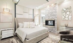 8 Schlafzimmer, Schreibtisch, Bügeleisen/Bügelbrett, Reisekinderbett