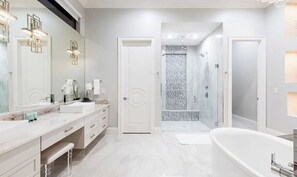 Bañera, secador de pelo, bidé y toallas