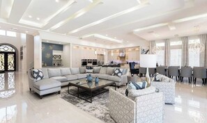 Smart TV, chimenea, libros