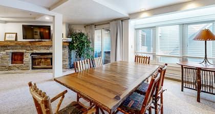 Spacious Ski-In/Ski-Out Resort with Pool - On Bus Line