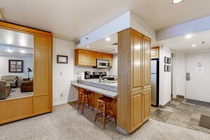 Frigorifero, microonde, forno, piano cottura