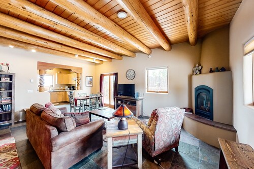 Cozy Oasis Near Taos Plaza w/ Private Backyard & Grill - Drive to Ski Valley