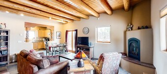 Cozy Oasis Near Taos Plaza w/ Private Backyard & Grill - Drive to Ski Valley