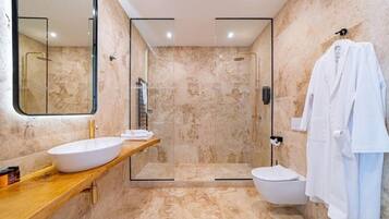 Junior-Studiosuite | Badezimmer | Dusche, Haartrockner, Bademäntel, Handtücher