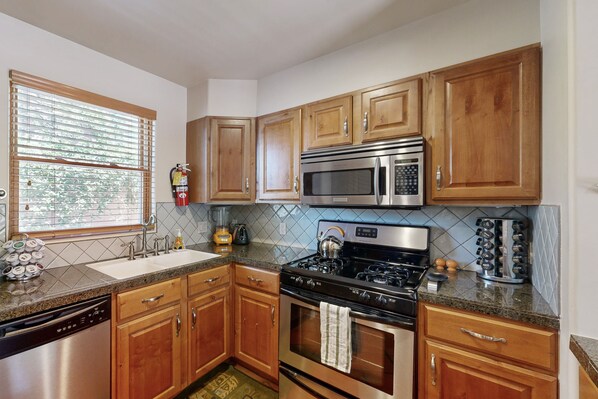 Refrigerador, microondas, horno y parrilla de estufa