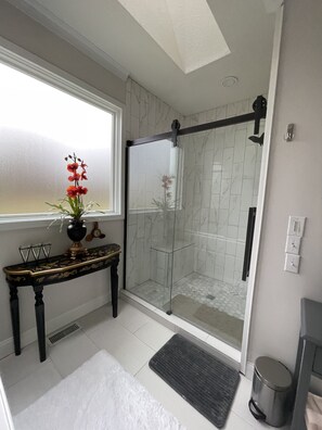 Combined shower/bathtub, jetted bath, hair dryer, towels