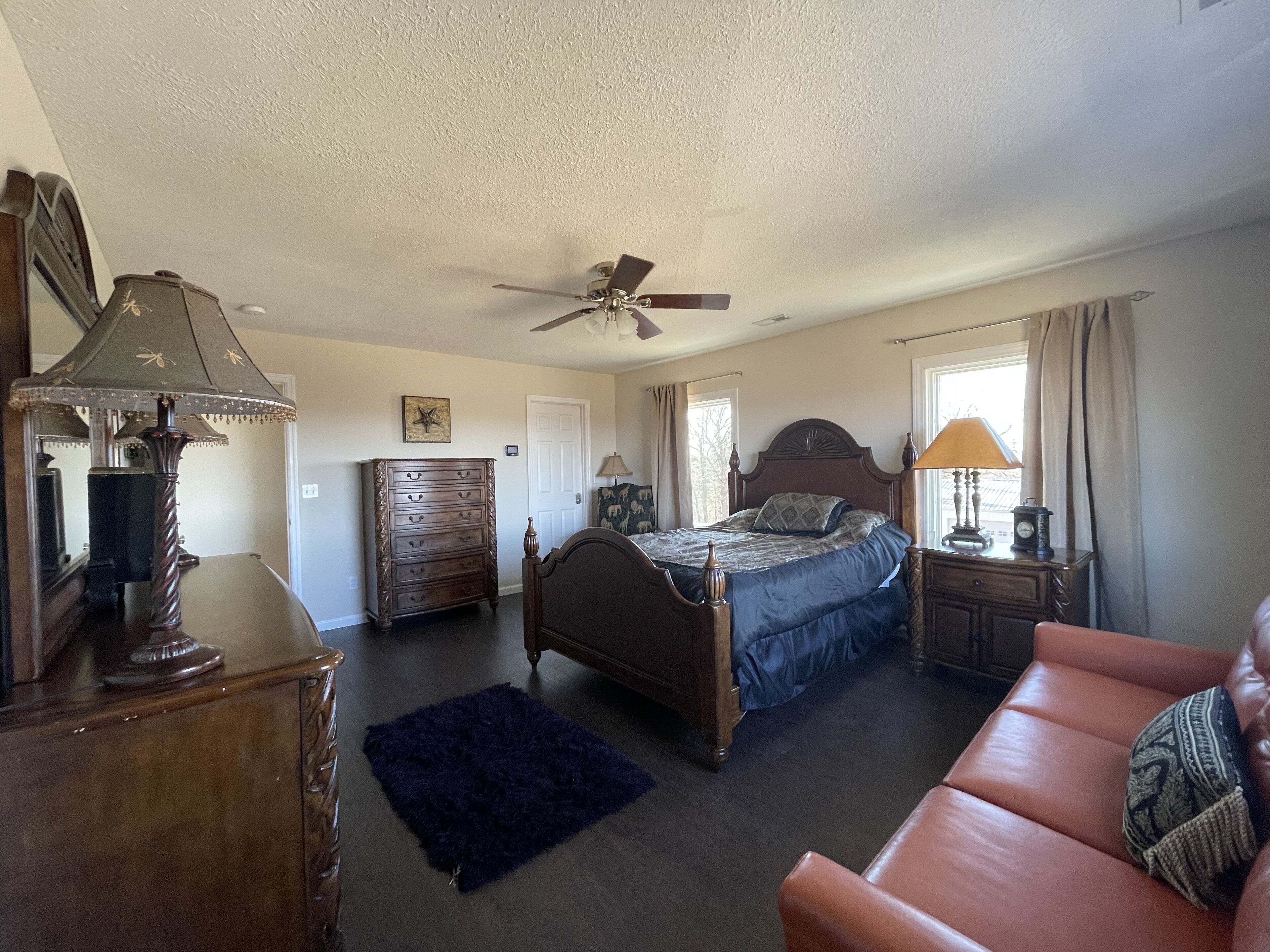 5 quartos, escrivaninha, ferros/tábuas de passar roupa