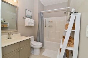 Baignoire, séchoir à cheveux, serviettes fournies