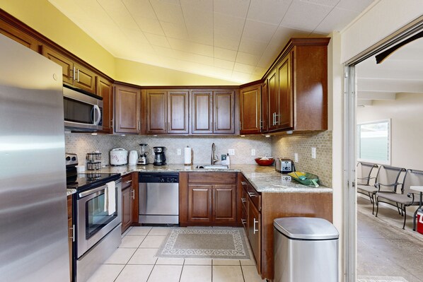 Fridge, microwave, oven, stovetop