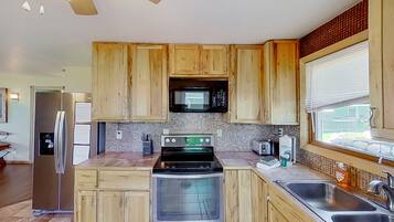 Geladeira, micro-ondas, fogão, cooktop