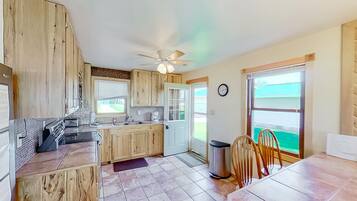 Geladeira, micro-ondas, fogão, cooktop