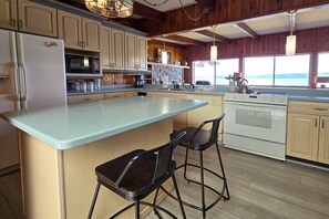 Refrigerador, microondas, horno y parrilla de estufa 