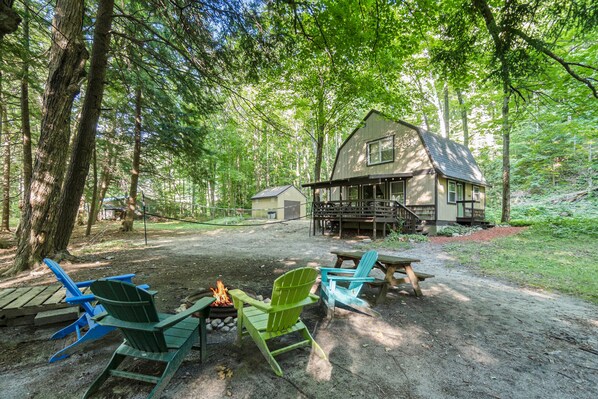 Terrace/patio - Riverfront cabin on the Betsie with private dock, kayaks & bikes - 2 dogs OK (Frankfort)