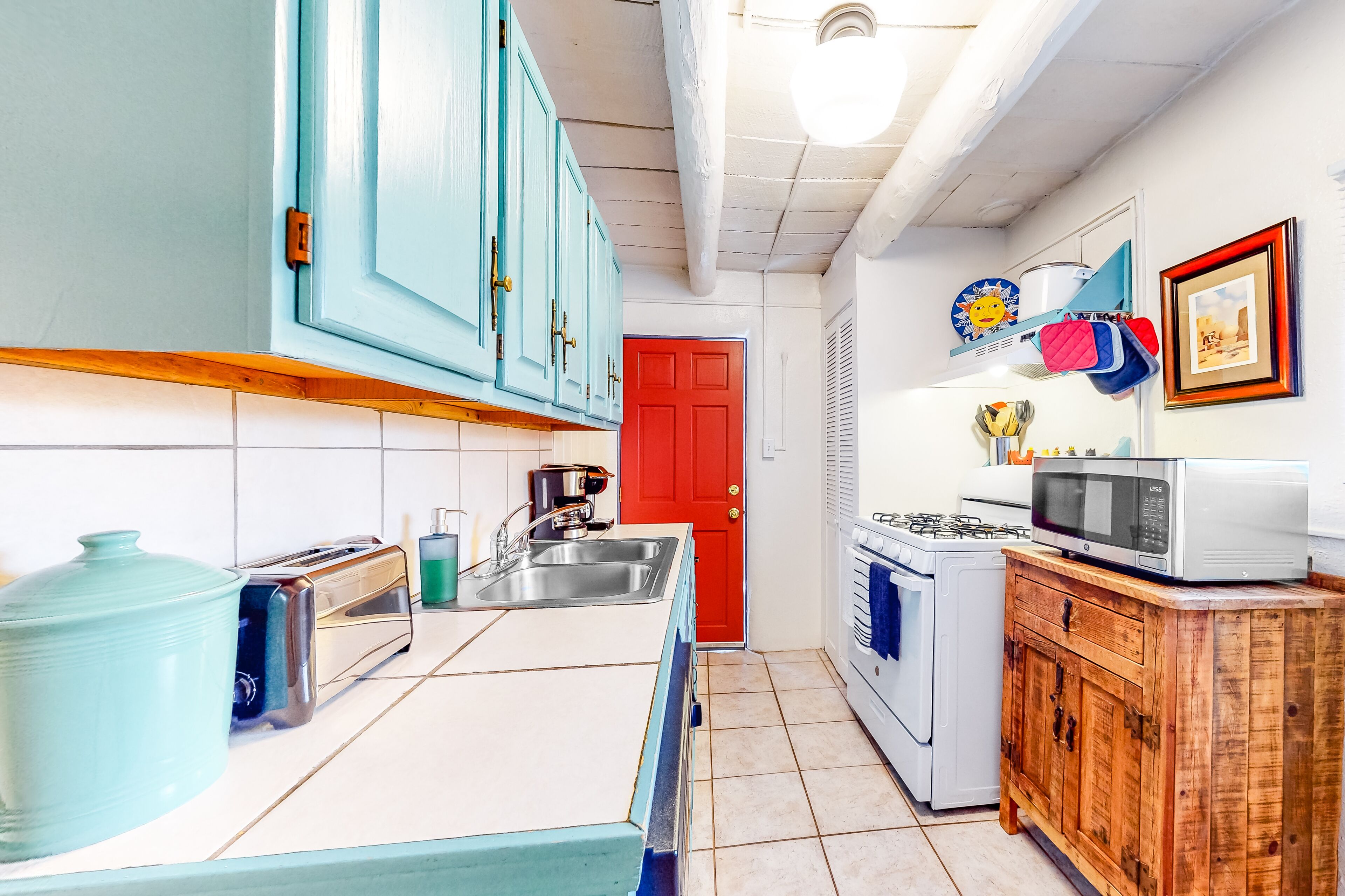 Charmed casita with private yard, patio, & walk to the plaza - snowbirds welcome