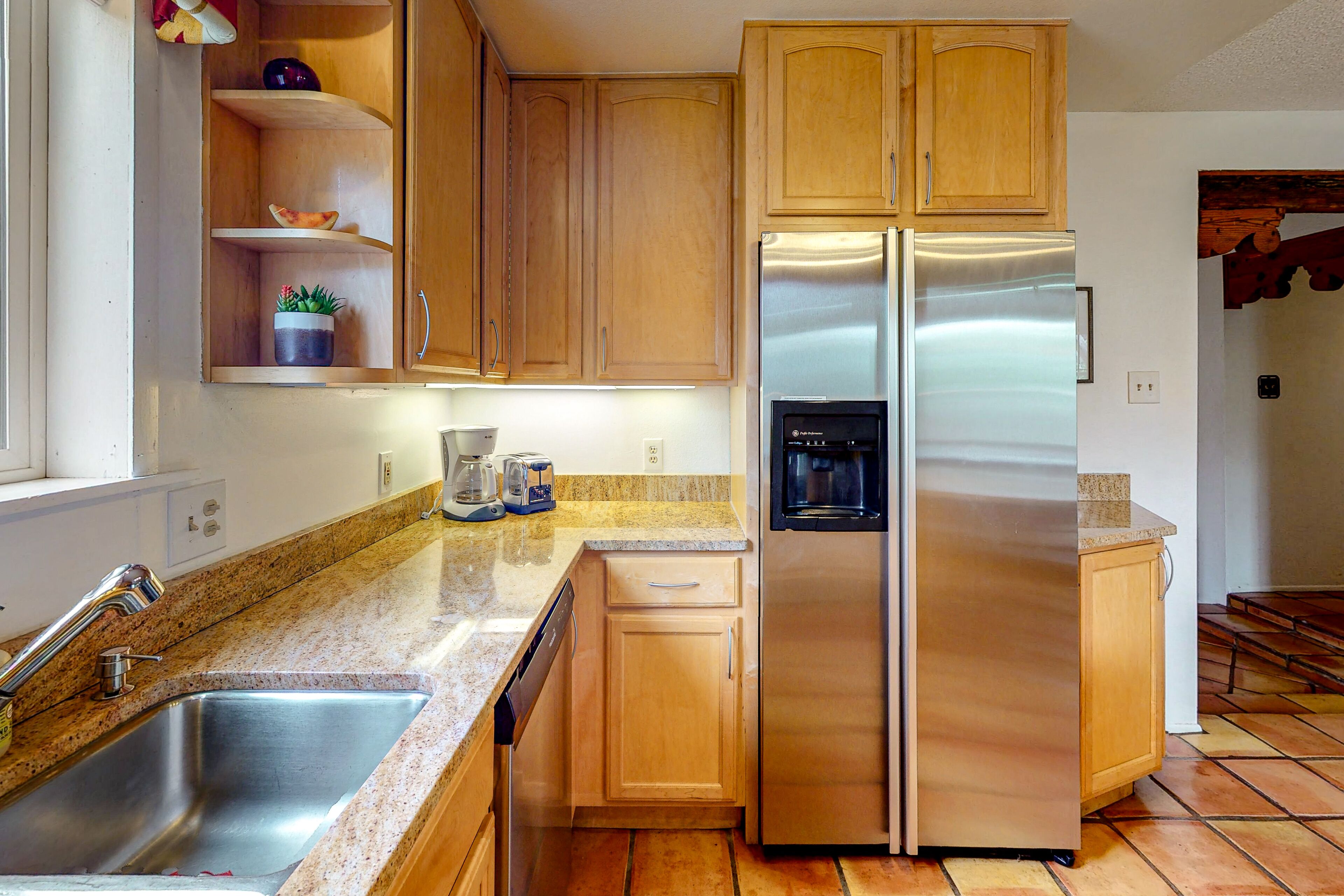 冰箱、微波炉、烤箱、炉灶