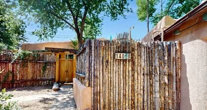Casita Tesoro: Studio Casita w/ Kitchen & Private Yard - Blocks to Downtown