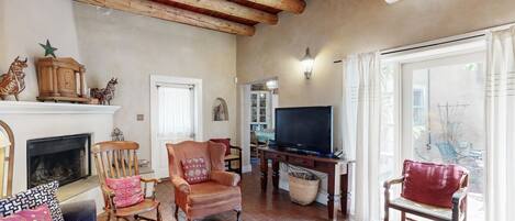 Télévision, cheminée, lecteur de DVD