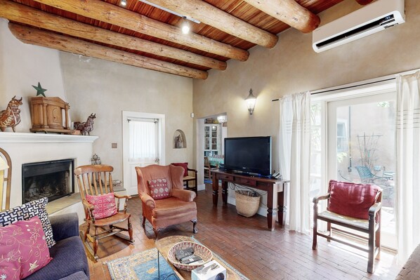 Een televisie, een open haard en een dvd-speler