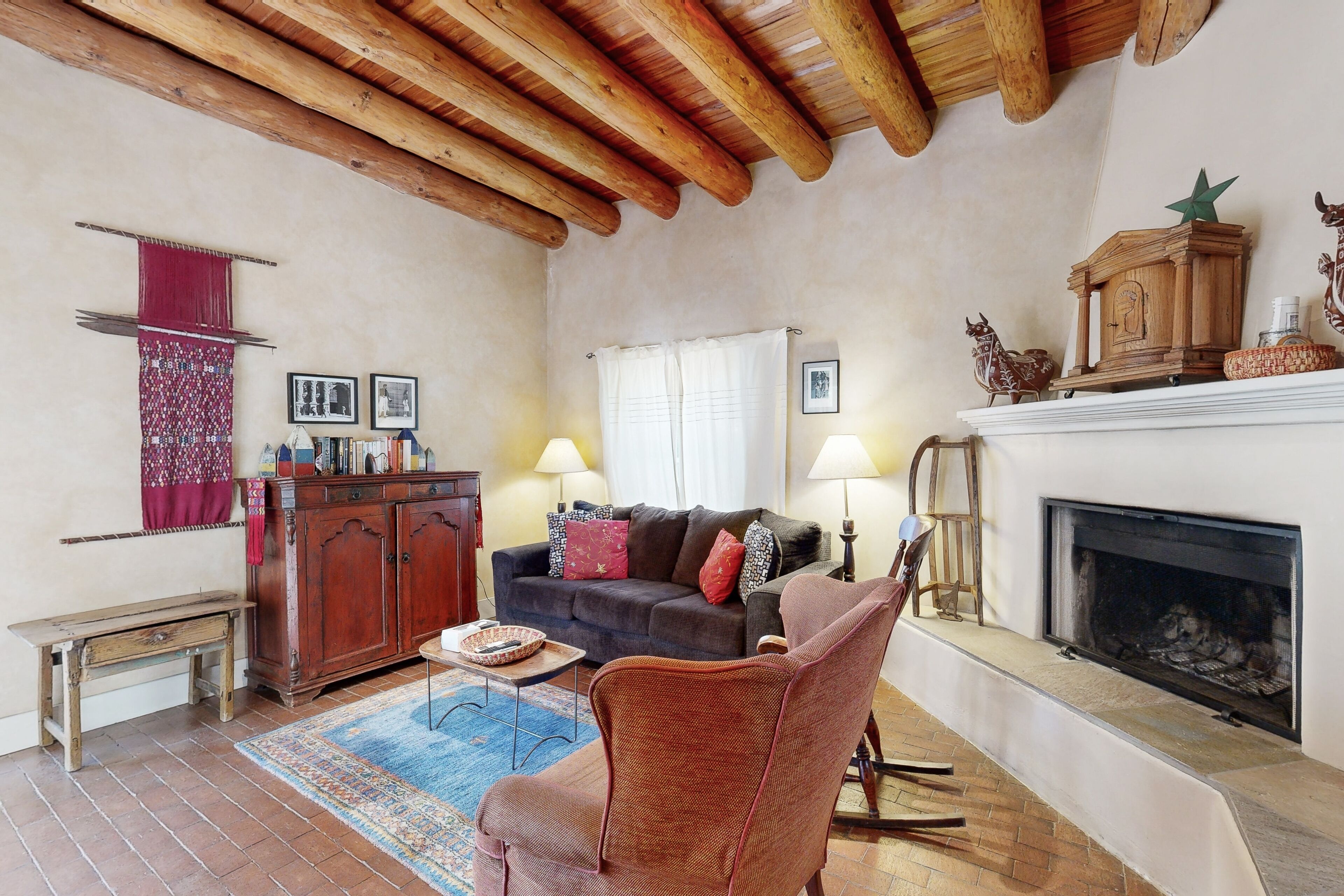 Adobe condo with fireplace, rooftop deck & garden courtyard - near Plaza
