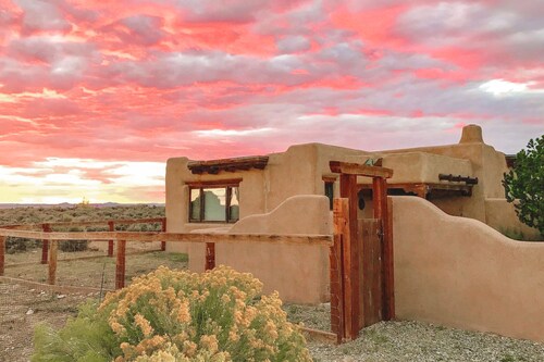 Charming adobe home with mountain views & natural light - central to attractions