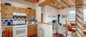 Charming adobe home with mountain views & natural light - central to attractions