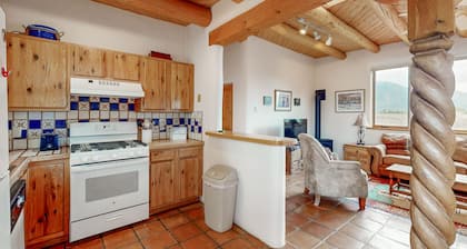 Charming adobe home with mountain views & natural light - central to attractions