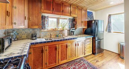 Serene home with mountain views & backyard - walk to Taos Plaza