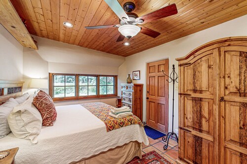 Serene home with mountain views & backyard - walk to Taos Plaza