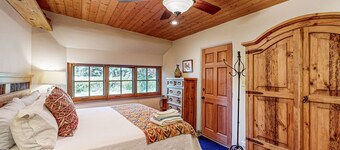 Serene home with mountain views & backyard - walk to Taos Plaza