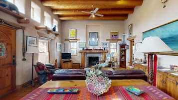 Televisión, chimenea, reproductor de DVD, libros