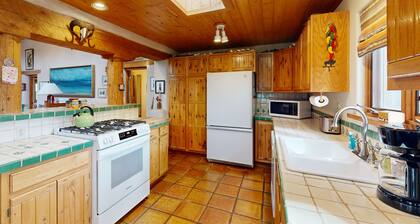 Retreat with adobe courtyard, fireplace & stylish decor - walk to Taos Plaza