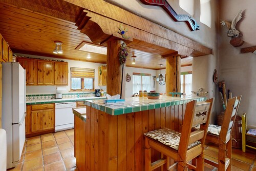Retreat with adobe courtyard, fireplace & stylish decor - walk to Taos Plaza