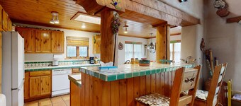 Retreat with adobe courtyard, fireplace & stylish decor - walk to Taos Plaza