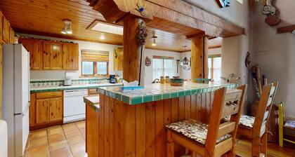 Retreat with adobe courtyard, fireplace & stylish decor - walk to Taos Plaza