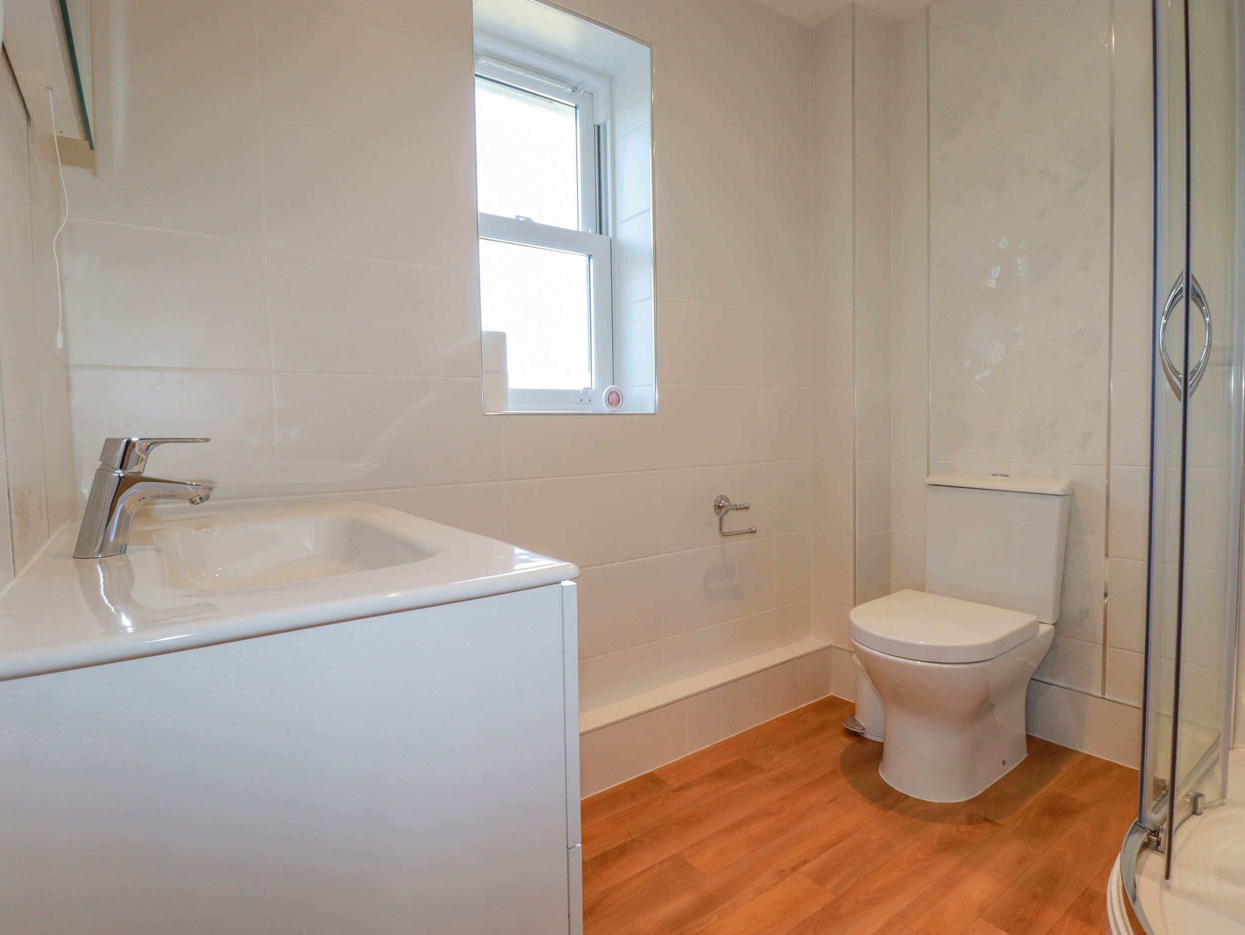Une salle de bain avec une baignoire, des toilettes et un lavabo.