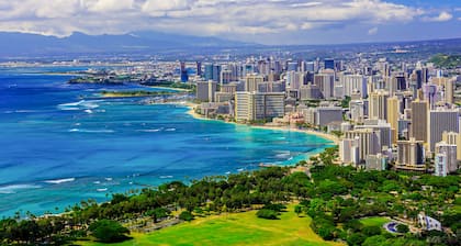 Newly-upgraded home with Diamond Head views - walk to Waikiki Beach