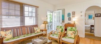 Charming cottage close to everything - walk to beach, zoo, & park