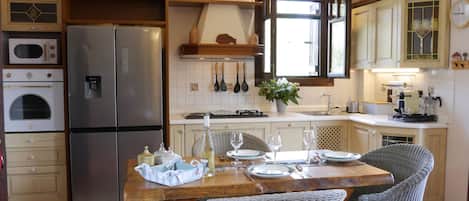 Micro-ondes, four, lave-vaisselle, tables Ă manger