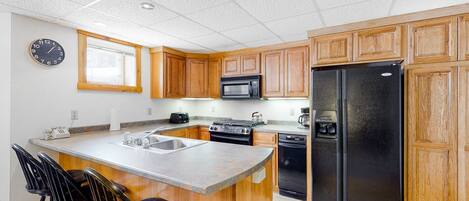 Kjøleskap, mikrobølgeovn, ovn og kokeplater