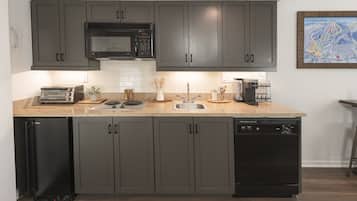 Fridge, microwave, stovetop, dishwasher