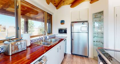 Mountain-view estate with casita, POP tennis, rooftop bar & private hot tub