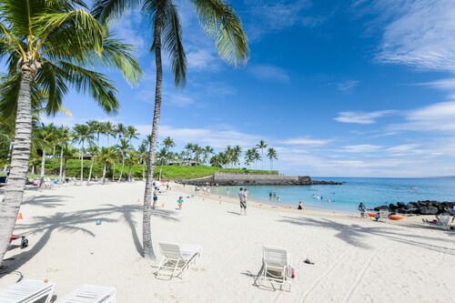 Island getaway with heated pool, golf, AC, & private beach - walk to dining