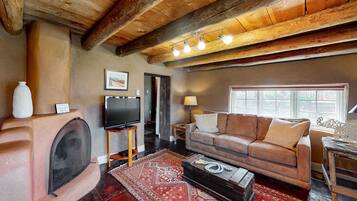 Televisión, chimenea y estéreo