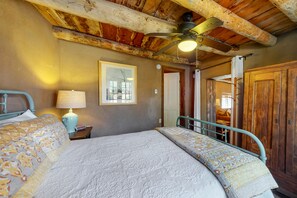 2 bedrooms, WiFi, bed sheets - Luxe 2-Unit Hideaway: Suite & Casita w/ Full Kitchens - Walk to Dining, Dogs OK (Ranchos De Taos)