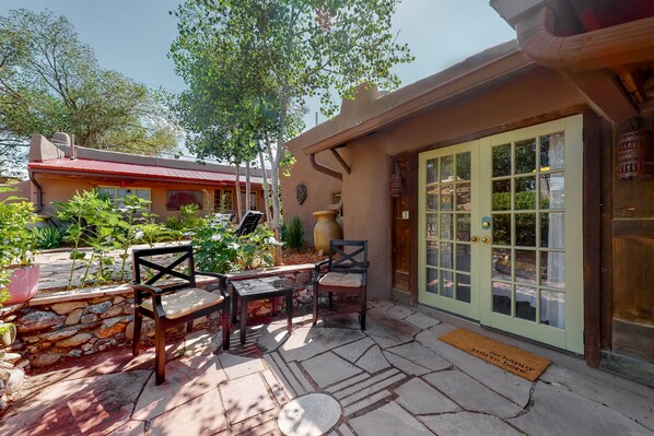 Terrace/patio - Luxe 2-Unit Hideaway: Suite & Casita w/ Full Kitchens - Walk to Dining, Dogs OK (Ranchos De Taos)