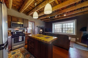 Fridge, microwave, oven, stovetop - Luxe 2-Unit Hideaway: Suite & Casita w/ Full Kitchens - Walk to Dining, Dogs OK (Ranchos De Taos)