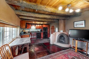 TV, fireplace, stereo - Luxe 2-Unit Hideaway: Suite & Casita w/ Full Kitchens - Walk to Dining, Dogs OK (Ranchos De Taos)