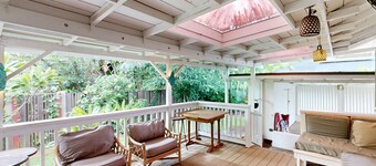 Beautifully restored cottage with AC in bedrooms - two blocks to beach & harbor