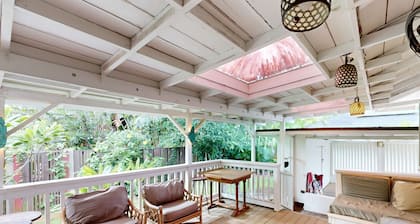 Beautifully restored cottage with AC in bedrooms - two blocks to beach & harbor